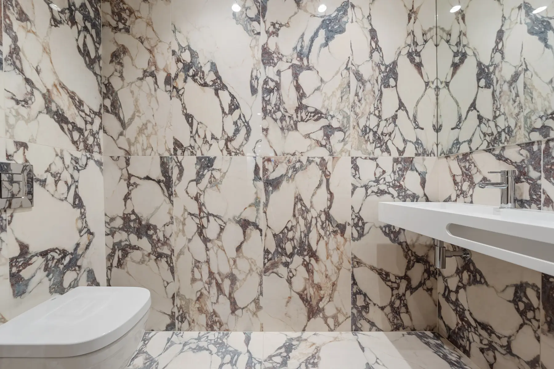 Cloakroom lined in veined marble