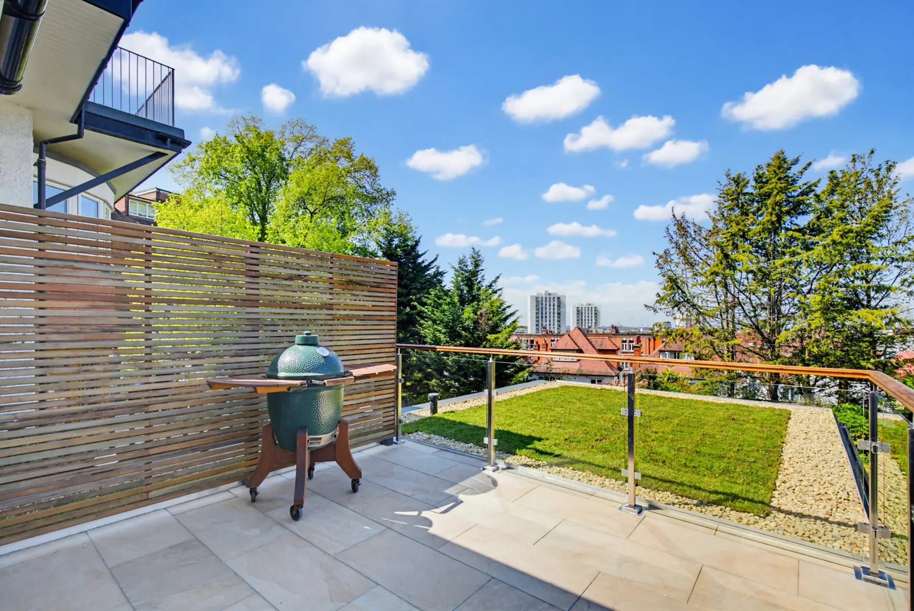 Roof terrace with glass balustrade over the garden