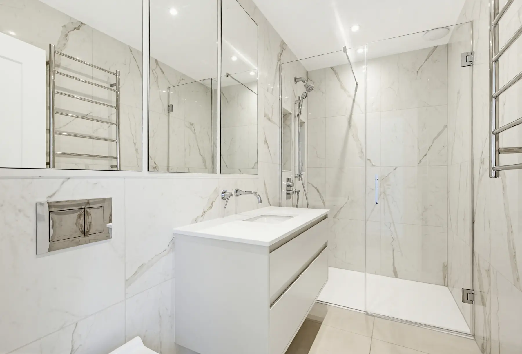 Marble-effect shower room